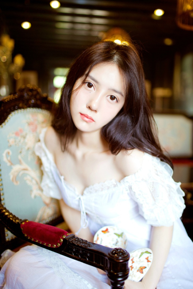 刘璝一下子面色变得惨白，如遭雷击，一直以来与自己相敬如宾、恩爱有加的妻子，竟是如此蛇蝎妇人，不但背着自己与刘璋厮混，更为了杀自己，不惜唆使刘璋杀他！